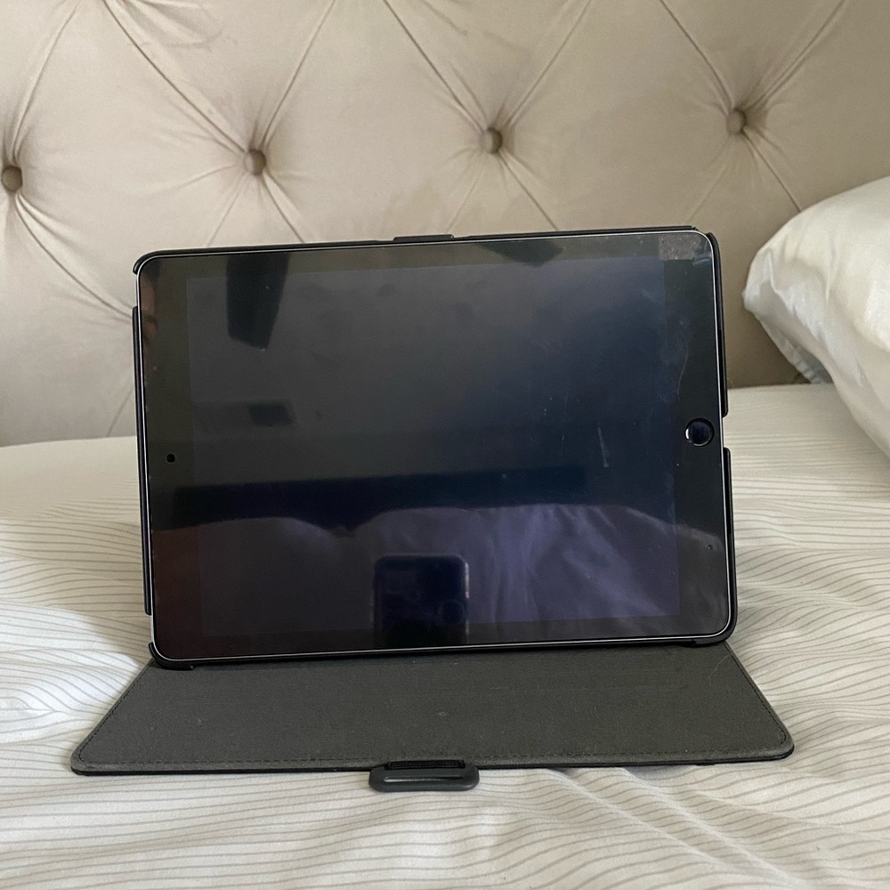 iPad Air 2 - BASICALLY BRAND NEW